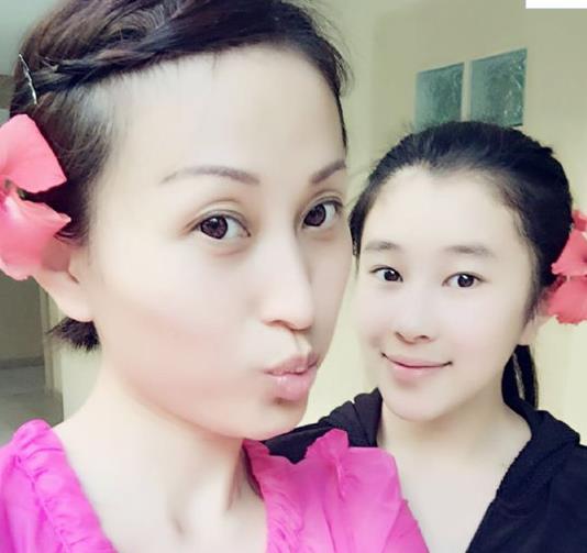 前妻颜值不输现任,二婚娶小8岁老婆恩爱12年,两儿一女成赢家