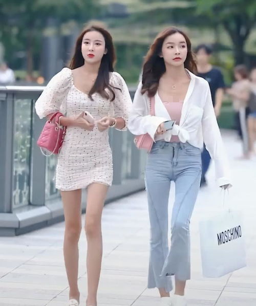 闺蜜街拍,女生求右边衣服同款,男生一秒内我要左边全部信息