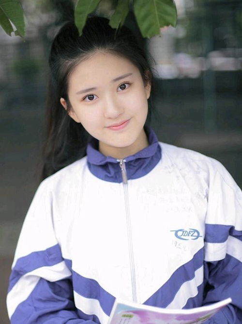 杨超越最新校服美照吸睛,对比同龄女爱豆谁被吊打