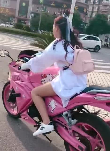 机车古装美女太霸气了,骑这么快,我都快跟不上了