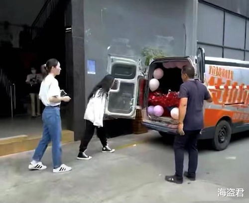 深圳一男子送一货拉拉玫瑰花表白,女生看了一眼车,直接转身就走