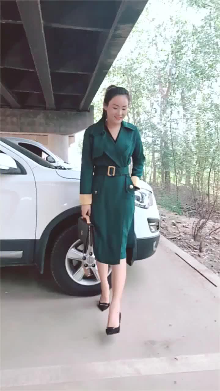 绿色连衣裙美女,走路时很气质又个性