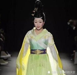 41岁李玉刚在巴黎时装惊艳全场,褪去妆容,老外怎么是男的