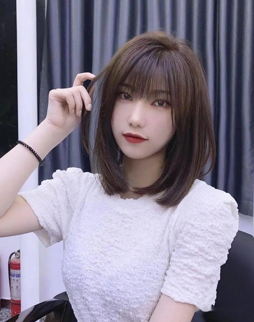 美女锁骨发呀