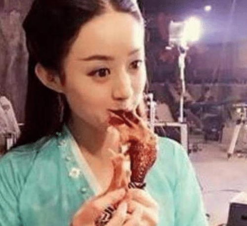 女明星片场休息都在干嘛吴谨言接吻,杨颖抽烟,看到赵丽颖输了输了