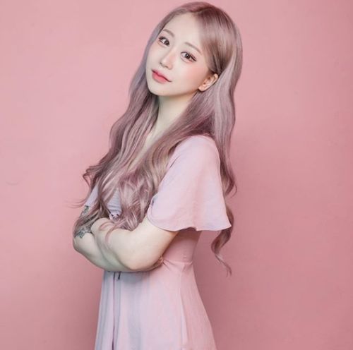 20岁美女网红整容成瘾,隆胸后坦言放了很多假体,痛到脸都肿了