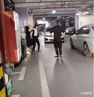 闹大了广东两宝马女车主互殴,裙子不敌西装男子未劝架迅速离开遭网暴
