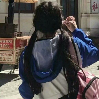 草莓头像女生背影表情包