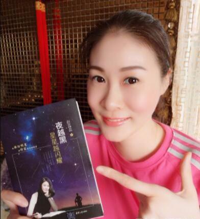 前女排国手赵蕊蕊与家人商场逛街身高成焦点,与老姐长得太像了