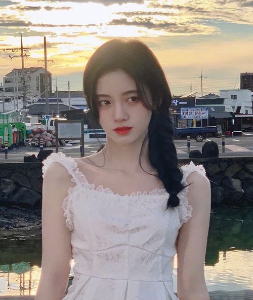 她是小个子里唯一的撕漫女,穿吊带白裙站海边,小平肩能撑船了