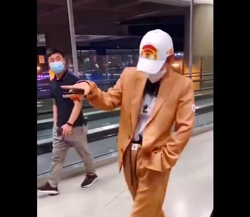 48岁宁静剪短发好少女一袭西装霸气侧漏,敢言敢语成最硬核静姐