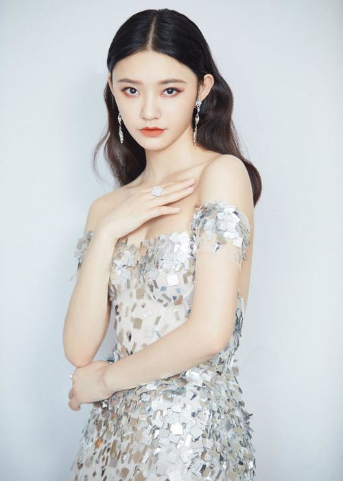 林允法式女孩的时髦经,露肩波点裙搭尚美巴黎珠宝,时尚优雅