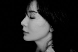 陈数黑白写真优雅率性尽显大女人成熟魅力
