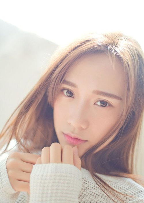 慵懒阳光少女滑嫩香肩居家