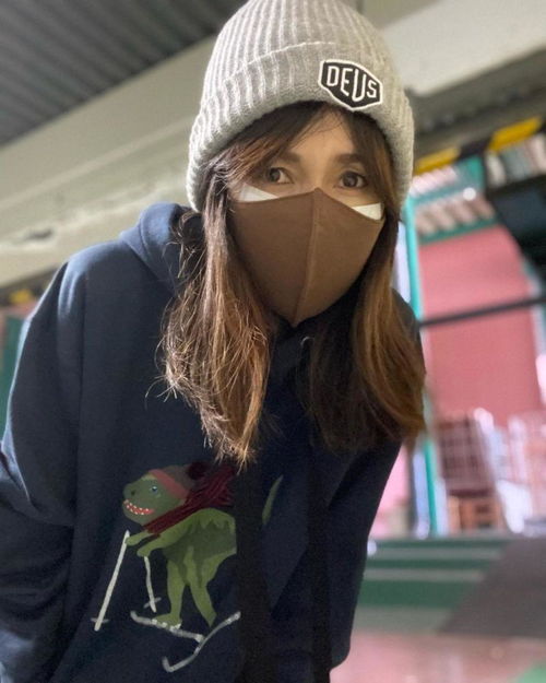 50岁工藤静香晒照,长卫衣秀细腿比模特女儿还少女,口罩内有乾坤很讲究