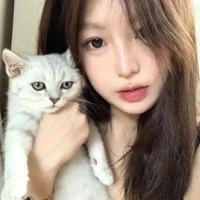 高颜值抱猫女头像