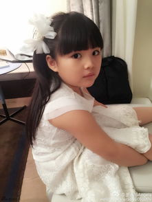 王诗龄瘦身成功变v脸穿白色纱裙似小仙女