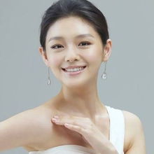 女星颈纹横生显老颈部保养别忽视