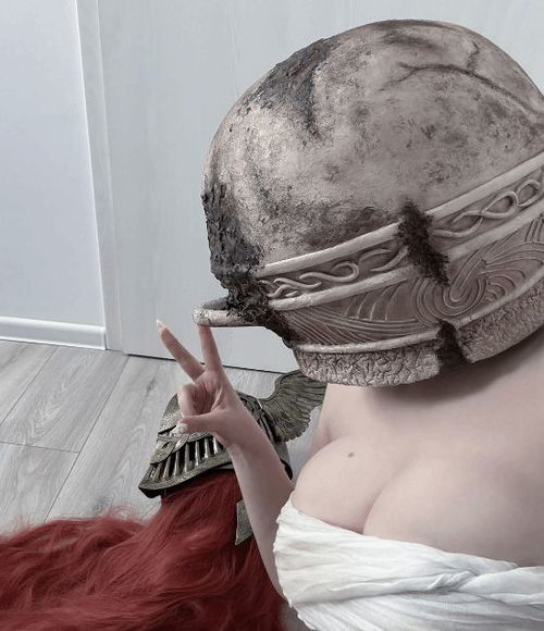 国外美女cos老头环solo哥女武神被狠狠踩头