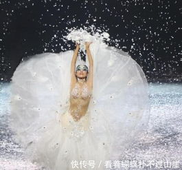 60岁杨丽萍腿好后重登舞台,白色纱裙美如精灵,腰肢纤细似少女