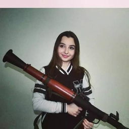 俄罗斯小美女与她的武器情缘,羡慕嫉妒恨她的男伴