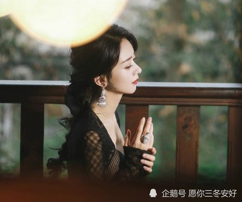网友偶遇赵丽颖拍戏下地干活,看清她的姿势明星跟演员的区别