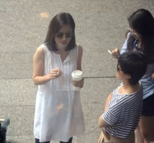 戏骨李嘉明参加酒席抢剩菜,网友直呼素质太低,背后原因令人叹息