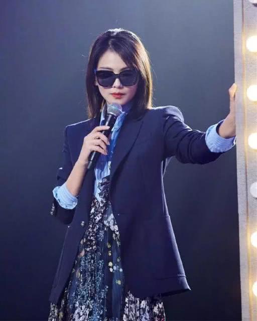 刘涛把气质拿捏的太稳西服配衬衫裙霸气侧漏,戴墨镜美到不敢认