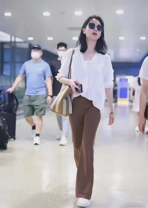 左小青科技美后大回春穿粉色t恤嫩似水蜜桃,只是有点认不出