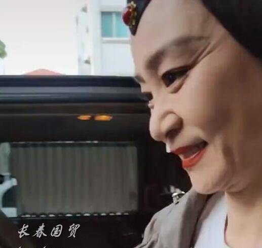 62岁琼女郎刘雪华近照曝光,身材苗条眼角皱纹明显