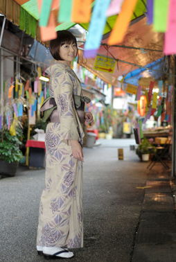 日本夏日烟花祭浴衣美少女出街