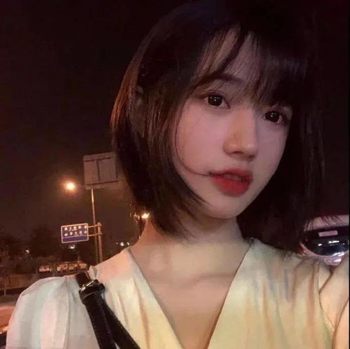 女生头像过着平凡的生活