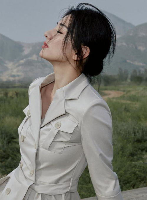 太不像亲妈43岁单身妈妈黄奕首携7岁女儿出镜,脸僵到笑不动