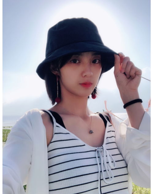 外星女生柴小七万鹏,不仅剧里呆萌可爱,剧外也是甜美女生