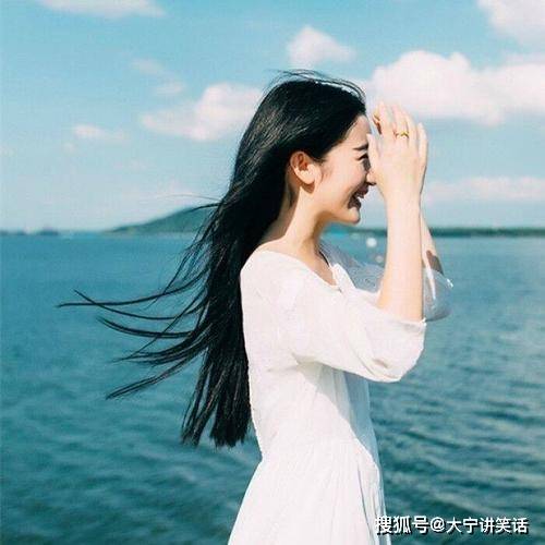 幽默笑话和老婆去吃饺子,老婆总爱找服务员麻烦
