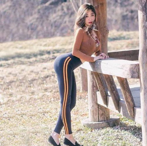 街拍清新脱俗的气质美女,简约个性的穿搭,尽显时尚风采