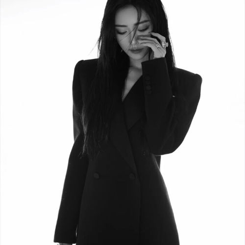 女生头像暗系做不了别人的公主,那就做自己的女王