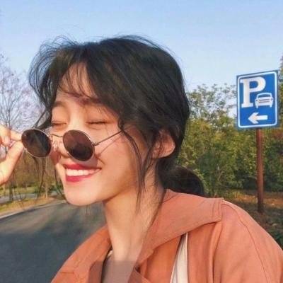 走在街上的女生头像