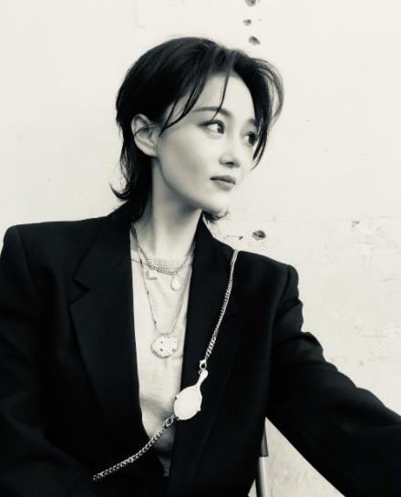 张馨予告黑粉后晒照,穿男士西装霸气十足,与何捷越来越有夫妻相