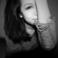 求姐妹头像,要黑白系的伤感的不带字的,两张一对越多越好