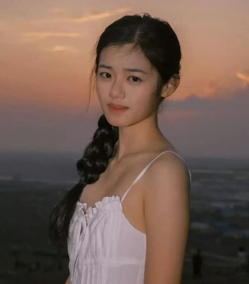 眼光独特于正签约18岁新艺人,改名又换姓,撞脸太多一线女星