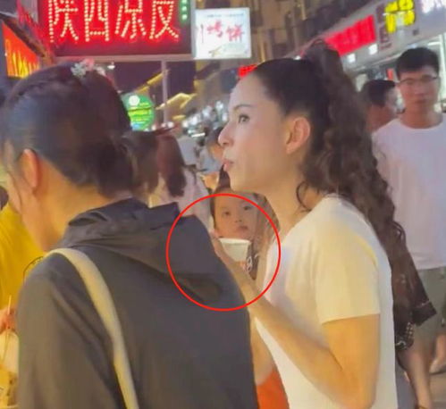 56岁李若彤吃路边摊,穿露脐装秀马甲线逗孩子,单身11年无儿无女