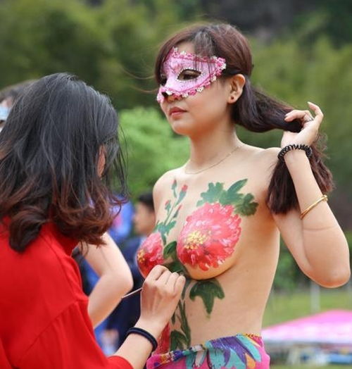 江西龙虎山举办人体彩绘展美女火辣身材引狂拍
