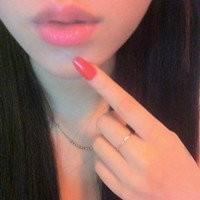 不露脸的女生头像,露出嘴唇的