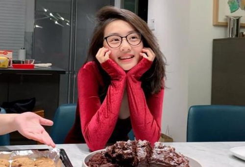 15岁多多公开晒近照,涂口红穿衬衫尽显少女感,孙莉的基因没谁了