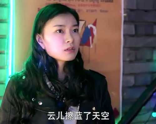 女服务员临时上台唱歌,结果一开嗓连酒吧老板都听呆了,真是天籁般的声音