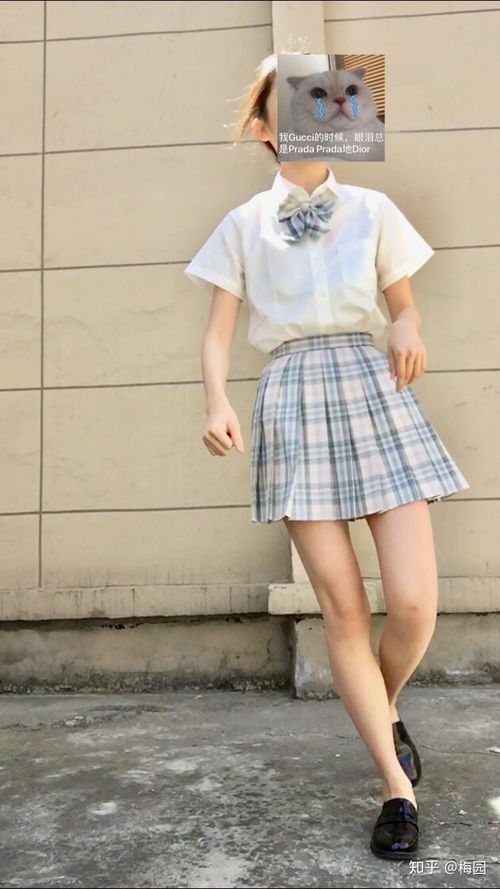 为什么网络上大部分穿jk和lo服的女孩子照片手机长脸上了,或者是没有头