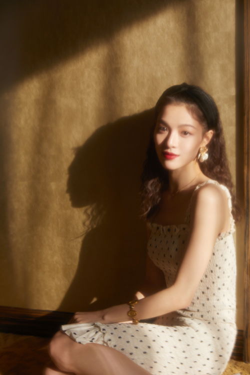 法式复古女星吊带裙配卷发红唇性感美艳
