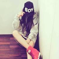 qq头像女生盘腿坐戴帽子冷艳
