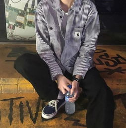 半身头像男拿花不露头